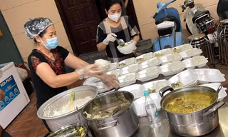 Những bếp ăn miễn phí 'đỏ lửa' ngày đêm giúp người nghèo Hà Nội khi giãn cách