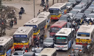 Đề xuất cấm ôtô năm ngày trong tuần để giảm ùn tắc