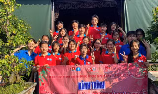 TP.HCM: Chiến sĩ Hoa Phượng Đỏ tổ chức hoạt động về nguồn tại các điểm trường