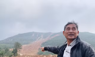  Núi lở, nhiều khối đất đá 'khổng lồ' đổ xuống ruộng