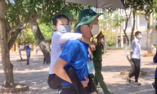 Cảm động thanh niên tình nguyện cõng nữ sinh khuyết tật đi thi