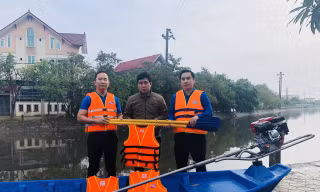Tỉnh đoàn Hà Tĩnh trao tặng phao cứu sinh, thuyền hỗ trợ dân vùng lũ