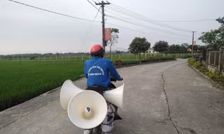 Thanh niên tình nguyện 'cõng loa' đến từng thôn xóm tuyên truyền phòng COVID-19
