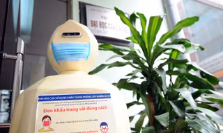 “Robot lễ tân” nhận biết người không đeo khẩu trang - “made by” sinh viên
