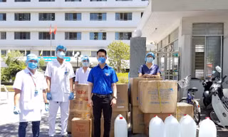 Trao gần 5.000 bộ đồ bảo hộ y tế cho bệnh viện, trung tâm y tế Đà Nẵng