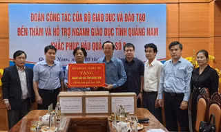 Bộ GD - ĐT trao tặng gần 10 tỷ đồng cho ngành Giáo dục 4 tỉnh miền Trung