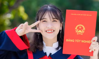 Nữ sinh con nhà nghèo tự xây dựng cho mình bảng thành tích đáng nể