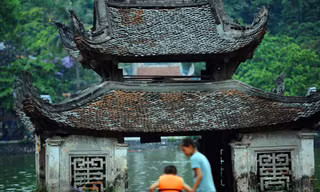 Trẻ em nhào lộn xuống ao của ngôi chùa nổi tiếng nhất Bắc Bộ