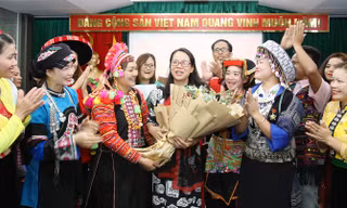  Nhiều thầy, cô giáo đã hy sinh cả tuổi trẻ để chăm lo cho học sinh như con em mình