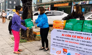 Ấm áp những suất ăn, điểm phát thực phẩm miễn phí dành cho những hoàn cảnh khó khăn