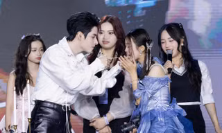 Hùng Huỳnh hóa công tước ở fan meeting, Hòa Minzy và ERIK bất ngờ xuất hiện