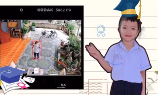 Đoạn clip em bé khoe giấy khen với bố qua camera khiến ai xem cũng xúc động