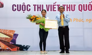 Thứ trưởng Bộ Thông tin và Truyền thông Nguyễn Minh Hồng trao tặng giải nhất cuộc thi viết thư UPU lần thứ 45 tại Việt Nam cho Nguyễn Thị Thu Trang. 