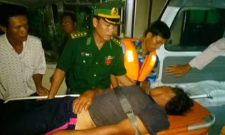 Đưa ngư dân bị tai biến vào bờ