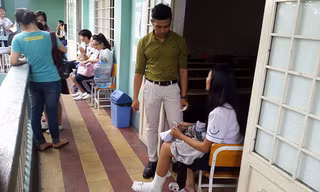 Trần Lê Thúy Vy, bị gãy chân nhưng vẫn tự mình đến điểm thi