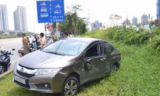 Xe tô 4 chỗ lao xuống mương sau hai cú tông liên tiếp.