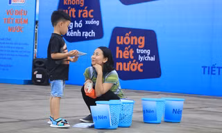 Người dân tham gia trò chơi nhắc nhở ý thực tiết kiệm nước sạch trong khuôn khổ ngày hội diễn ra từ 8 đến 17 giờ.