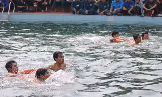 Đoàn viên, thanh niên thực hiện các thao tác, kỹ năng thoát hiểm, ứng cứu trong các trường hợp nguy cấp - Ảnh: An Hiếu 