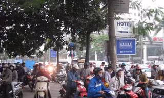 Đi xe máy lên vỉa hè là phạm luật