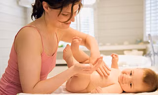 Massage thường xuyên giúp trẻ mau lớn, tăng sức đề kháng