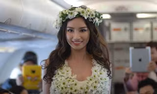 Múa bikini bốc lửa trên máy bay VietJetAir