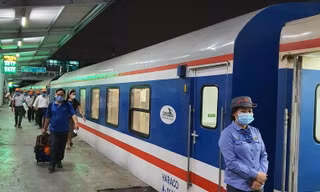 Gần như số vé tàu Bắc - Nam bán ra cho đôi tàu chạy thí điểm đã được bán hết chỉ trong 1 buổi sáng, đường sắt đang xem xét tăng thêm tàu.