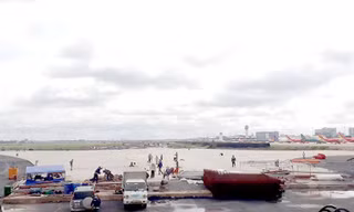 Một phần giai đoạn 2 dự án sửa chữa, nâng cấp sân bay Tân Sơn Nhất đã hoàn thành đưa vào sử dụng, phần còn lại dự kiến xong trong năm nay. Ảnh thi công nâng cấp sân bay Tân Sơn Nhất.