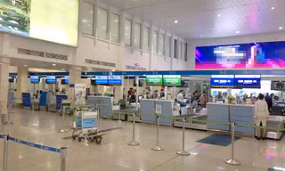 Khu vực soi chiếu an ninh đi nội địa tại sân bay Tân Sơn Nhất (TPHCM), những ngày qua chỉ có lác đác vài khách thay vì cảnh hàng nghìn người xếp hàng đợi tới lượt, thậm chí có khách chậm cả chuyến bay khi qua "ải" này.