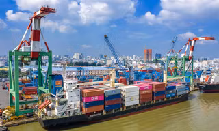 Kinh tế dần phục hồi sau đợt dịch COVID-19 bùng phát lần thứ 4 giúp số liệu nhập siêu giảm mạnh. Ảnh minh hoạ.