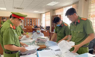 Công an tỉnh An Giang khám xét nơi làm việc của 3 cán bộ thuế bị khởi tố vì tiếp tay cho hoạt động mua bán hoá đơn trái phép.