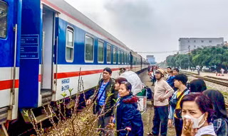 Khách ồ ạt trả lại vé tàu dịp Tết Nguyên đán do lo ngại dịch COVID-19, đường sắt cạn tiền mặt. Ảnh minh hoạ.