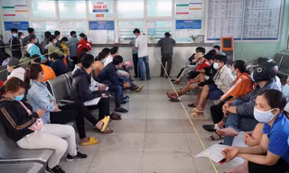 Khách xếp hàng trả vé tàu Tết tại các ga phía Nam. Ảnh minh hoạ.