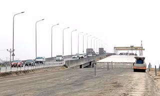 Dù luôn nằm trong nhóm dẫn đầu về giải ngân vốn đầu tư công, nhưng trong 6 tháng qua Bộ GTVT chủ yếu chuyển tiền ứng trước, số tiền thanh toán theo khối lượng công trình chưa nhiều. Ảnh thi công cao tốc Bắc - Nam