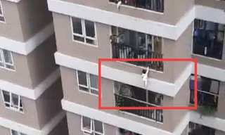 Hiện trường vụ cháu bé rơi. Ảnh cắt từ clip.