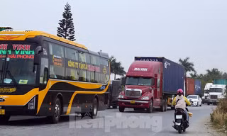 Phương tiện vận tải hàng hoá của Hải Dương khi qua địa bàn Hải Phòng được kiểm soát chặt chẽ. Ảnh: Nguyễn Hoàn.