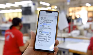 Người lao động nhận tiền hỗ trợ từ Quỹ bảo hiểm thất nghiệp.