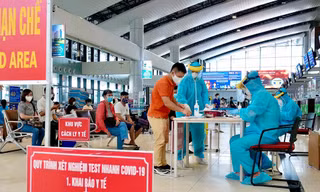 Khách đi hàng không ngày càng tăng, hứa hẹn thị trường hàng không nội địa sẽ sớm phục hồi. Ảnh khách làm xét nghiệm nhanh tại sân bay Nội Bài (Hà Nội).
