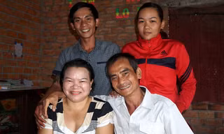 Niềm vui của vợ chồng ông Nén và vợ chồng con trai Huỳnh Thành Lượng, sau khi ông Nén được đình chỉ bị can.