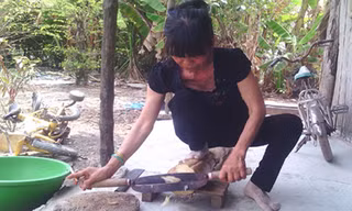 Bà Tím thái chuối chuẩn bị cho bữa ăn.