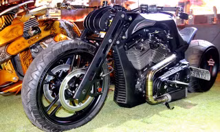 Đây là chiếc Brand Done Super Sport được chế tác khung bằng sợi carbon nguyên khối. Xe thuộc sở hữu của một thành viên Saigon Free Chapter. 