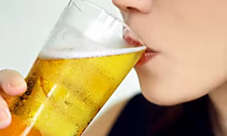 Ông bố Nhật dạy con gái bằng 'một đêm ăn nhậu xả láng'