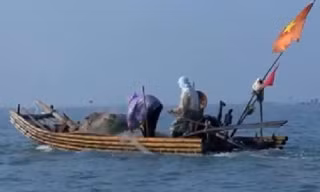 Những phụ nữ xứ Thanh mưu sinh ở phao số 0