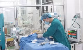 Cứu sống trẻ 3 tháng tuổi bị sốc thuốc