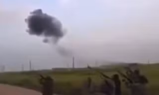 Phiến quân bắn xối xả vào phi công Su-24 Nga đang nhảy dù