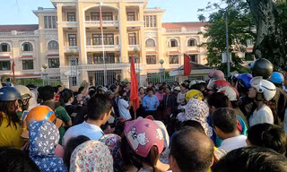 Chiều 1/12, hàng chục tiểu thương đã tập trung trước UBND tỉnh để phản đối việc di dời chợ. Ảnh: Đắc Đức.