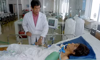Bác sĩ Võ Văn Hùng đang theo dõi, chăm sóc cho bệnh nhân.
