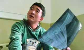 Bác sĩ bỏ quên kim khâu trong xương đùi bệnh nhân
