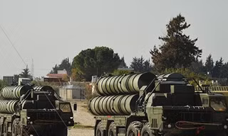 Hệ thống tên lửa phòng không S-400 của Nga .