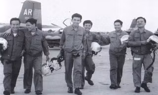 Phi đội Quyết thắng tại sân bay Thành Sơn trước khi đánh sân bay Tân Sơn Nhất chiều 28/4/1975 (phi công Từ Đễ thứ 3 từ trái qua phải).