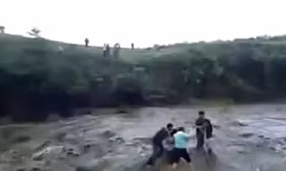 Hãi hùng cảnh 5 người bị dòng lũ 'nuốt chửng' 